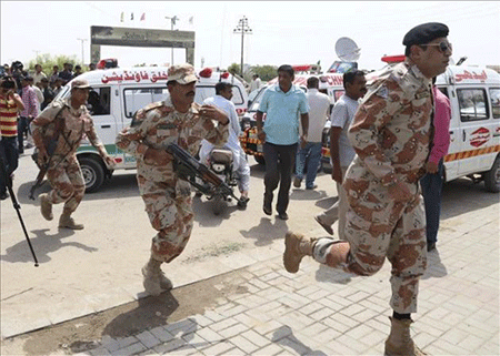 soldados pakistaníes delante de un hospital Mueren siete soldados paquistaníes en un ataque en la frontera con Afganistán